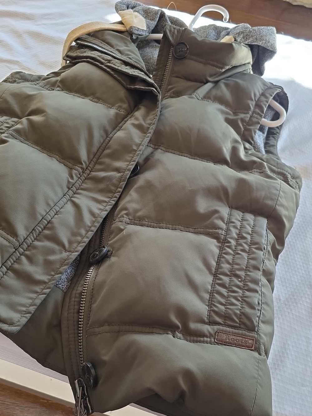 ROOTS goose down puffer vest! S - Picture 9 of 10
